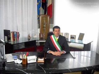 Maurizio Mangialardi eletto sindaco di Senigallia nel suo ufficio comunale