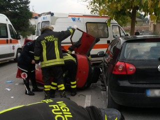 Ape Piaggio cappottato a Montignano di Senigallia: l'intervento dei Vigili del Fuoco