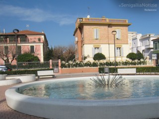 L'illuminazione pubblica in piazza della Libertà a Senigallia