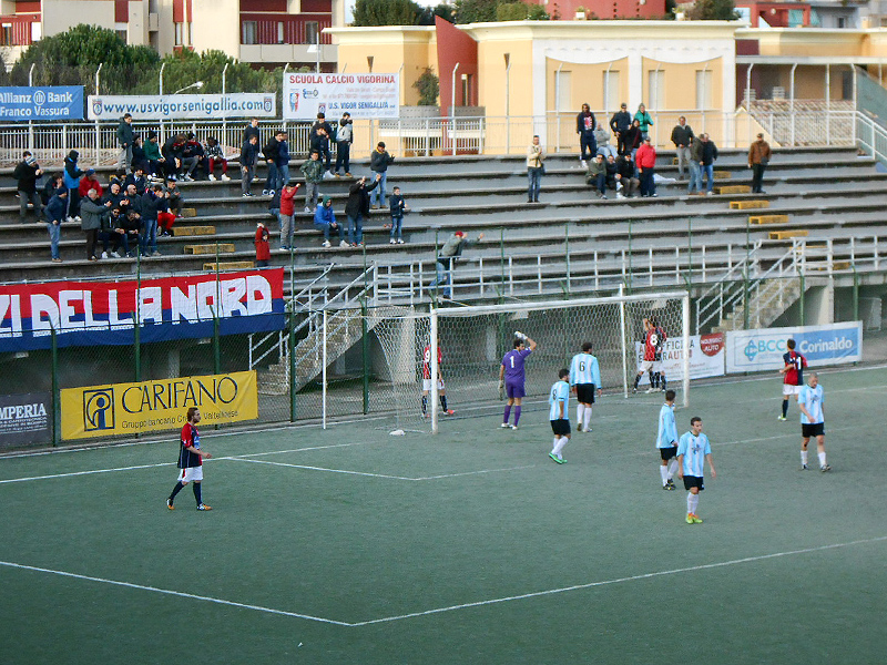 Nella foto l'esultanza di capitan Siena della Vigor Senigallia sotto la curva dopo il gol del 2-0