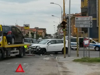 Incidente all'incrocio tra la Statale 16, via Cilea e via Zanella