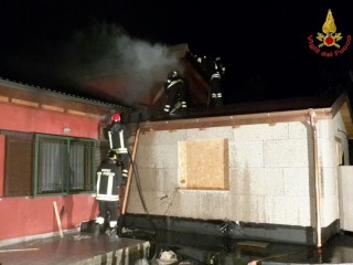 Vigili del fuoco intervenuti per un incendio a Montacuto di Ancona