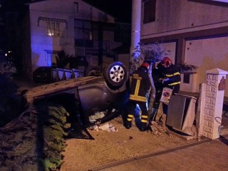 L'auto cappottata a Senigallia dopo l'incidente in via Sanzio