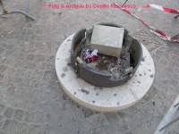 Il basamento d'uno dei lampioni di piazza Roma abbattuto accidentalmente durante dei lavori