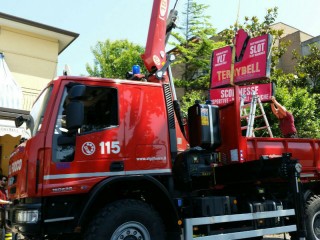 Vigili del Fuoco al lavoro su insegna pericolante