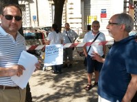 Simbolica protesta in piazza Garibaldi, a Senigallia, martedì 16 giugno contro l'abbattimento dei lecci previsto nel progetto "Orti del Vescovo"