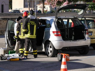 L'intervento dei Vigili del Fuoco in via Portici Ercolani