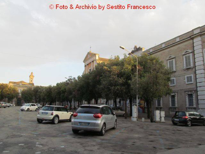 Auto parcheggiate e alberature in piazza Garibaldi, a Senigallia