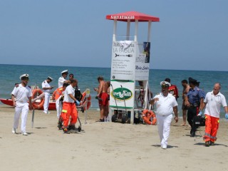 Operazione di salvamento di un bagnante a Senigallia per un malore in acqua