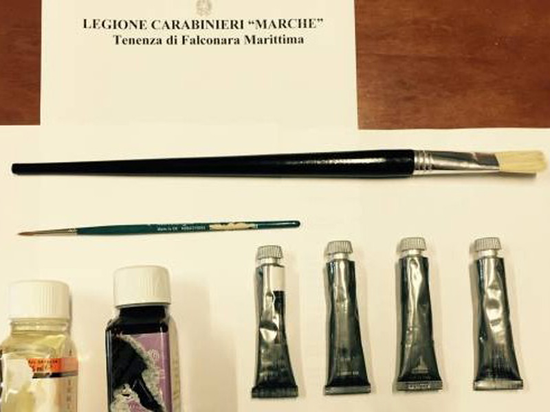 Il materiale del furto a Falconara di pennelli e vernici recuperate dai Carabinieri