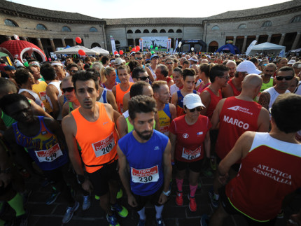 Gli atleti alla partenza al Foro annonario di Senigallia per la Half Marathon 2015