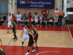 Pierantoni (Pallacanestro Senigallia) a rimbalzo