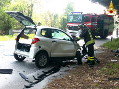 La minicar distrutta dopo l'incidente avvenuto a Jesi: sul posto 118, e Vigili del fuoco