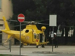 Eliambulanza nel parcheggio della stazione ferroviaria