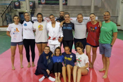 Foto di gruppo durante l'allenamento della US Pallavolo Senigallia con la judoka olimpionica Lucia Morico