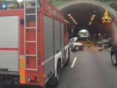 Vigili del Fuoco durante l'intervento per l'incidente sull'asse nord-sud di Ancona