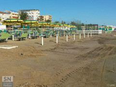 Lo stabilimento balneare bagni Gabriele sulla spiaggia del lungomare Da Vinci, a Senigallia, dopo la mareggiata del 16 giugno 2016