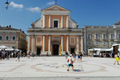 Il mercato cittadino nella nuova piazza Garibaldi a Senigallia