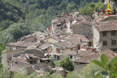 I soccorsi e i Vigili del fuoco a Pescara del Tronto, Ascoli Piceno, al lavoro per liberare dalle macerie persone e cose dopo il terremoto del 24 agosto 2016