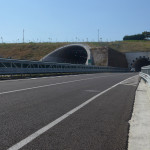 La complanare, tratto sud, aperta il 26 agosto 2016 (direzione nord). Le gallerie dell'autostrada A14 e, a destra,quella della complanare