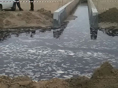 Lo sversamento nel fosso della Giustizia alla Cesanella di Senigallia di acque nere bloccate con barriere di sabbia