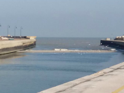 Senigallia, un isolotto di ghiaia spunta nel porto canale