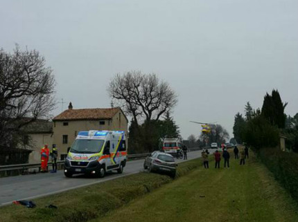 auto centra un gruppo di ciclisti