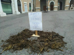 : letame in piazza Roma contro il presidio della Lega Nord