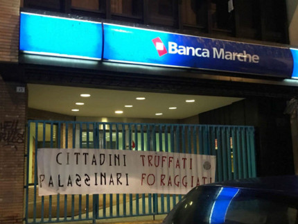 Casa Pound, protesta contro Banca Marche