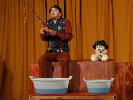 Lo spettacolo teatrale per ragazzi dei PandemoniumTeatro dal titolo "Cecco l'orsacchiotto" di e con Tiziano Mancini
