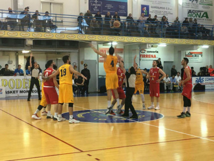 Basket, l'avvio del match tra Montegranaro e Pallacanestro Senigallia