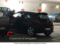 truffa dello specchietto: denunciati un 40enne ed una 23enne