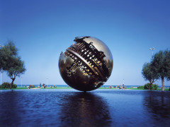 Pesaro: la Sfera Grande (Palla di Pomodoro): fusione in bronzo realizzata dallo scultore Arnaldo Pomodoro