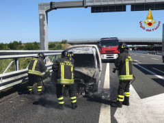 Auto a fuoco, incendio sull'autostrada A14 tra Senigallia e Marotta