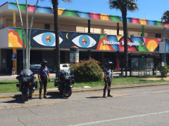 Controlli dei Carabinieri nel giorno di ferragosto davanti la stazione di Senigallia