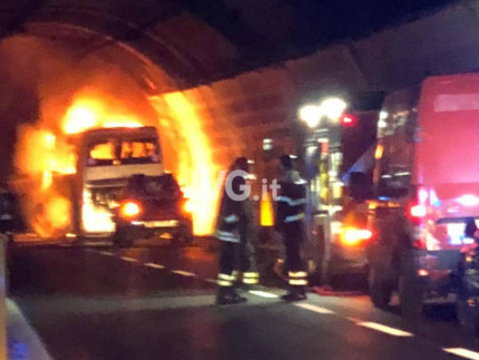 Autobus con 30 studenti di Senigallia va a fuoco in galleria