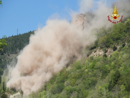 Esplosione di roccia a Genga