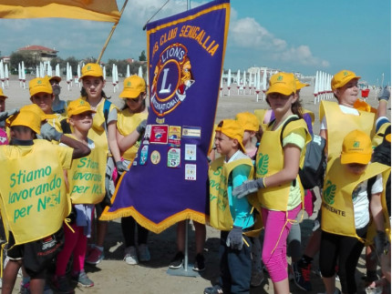 Il Lions club Senigallia con Legambiente hanno ripulito un tratto della spiaggia di ponente