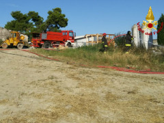 incendio in un campo a Montemarciano