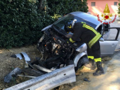 perde il controllo della vettura e si schianta sul guardrail