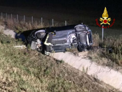 Incidente in A-14: auto ribaltata nella scarpata