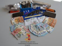 Stupefacenti, materiale vario e denaro sequestrati dalla Polizia