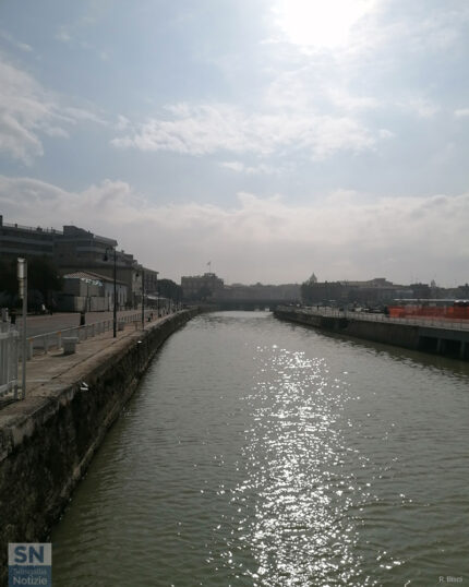 Il passaggio per il porto di Senigallia - Il fiume dalla passerella - Foto di Roberta Bisci