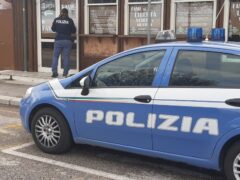 Polizia chiude locale