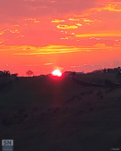 Cielo rosso sulle colline di Senigalli - Promessa di bene - Foto di Luciano Rossetti