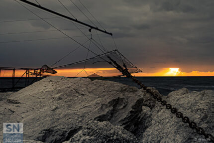 Le prime luci sulla costa di Senigallia - Alba al porto dagli scogli - Foto di Daniele Brescini