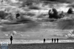 Spiaggia di Senigallia in bianco e nero - Sagome a riva - Foto di Marco Mandolini