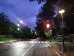 Attraversamento pedonale illuminato in viale dei Pini