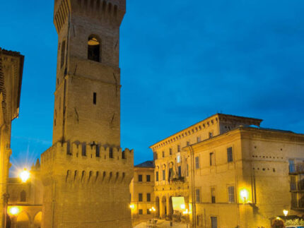 Ostra: veduta del palazzo comunale e della torre civica