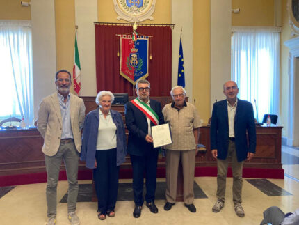 Pergamena consegnata a turisti fedeli da decenni a Senigallia